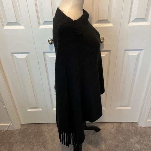 Women’s 100% Acrylic poncho - Picture 9 of 11